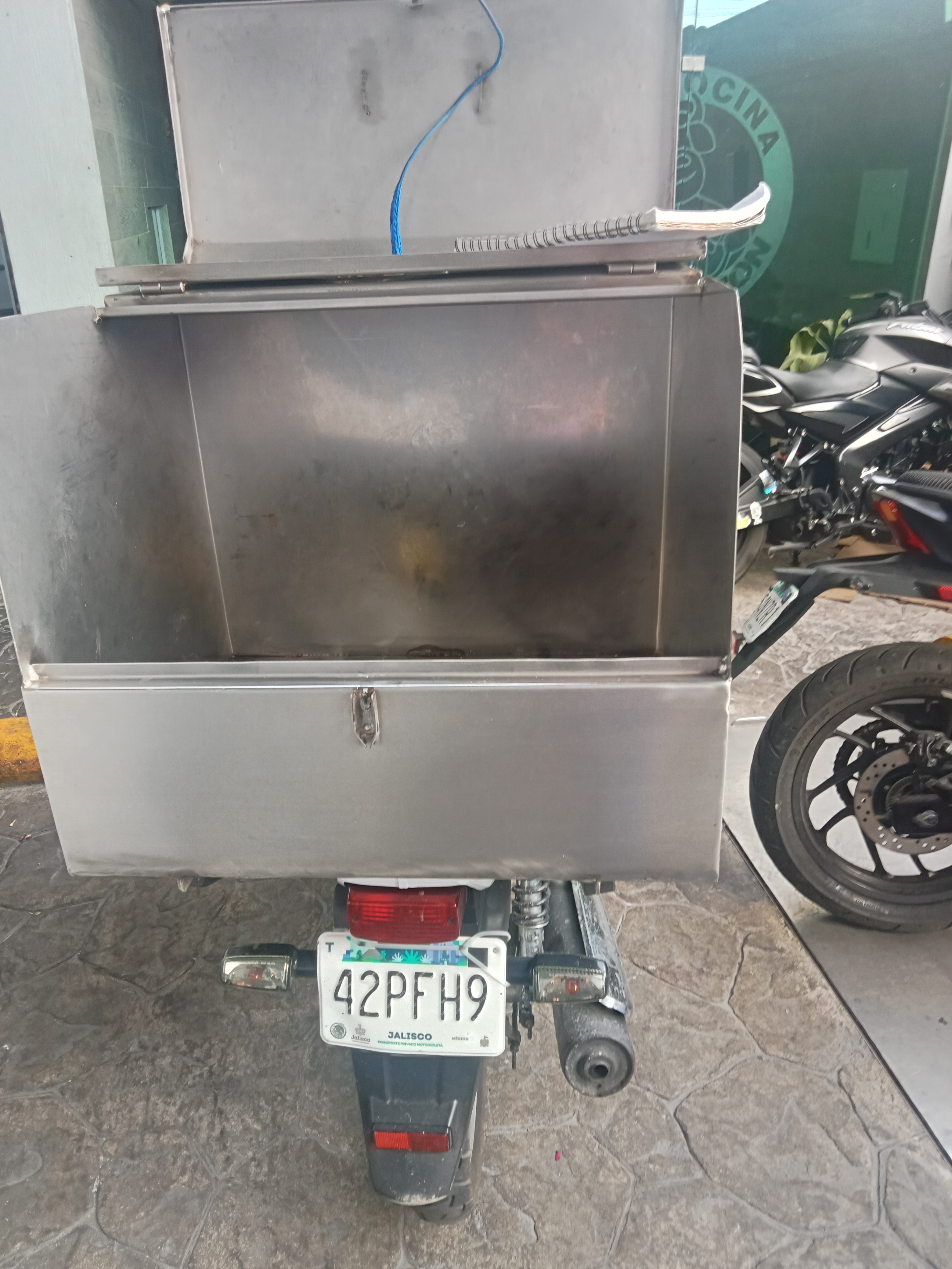 Detalle de fabricación personalizada en acero inoxidable